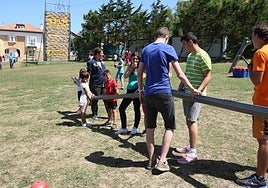 Un grupo de jóvenes y niños participan en actividades recreativas en Gorliz