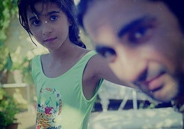 Alba Flores, que tenía ocho años cuando murió su padre, Antonio Flores, en una de las imágenes caseras del documental.