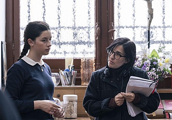 Blanca Soroa y Alauda Ruiz de Azúa en el rodaje de 'Los domingos'.