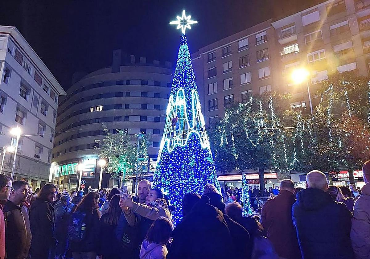 Imagen del árbol colocado el pasado año, con nueve metros de altura.