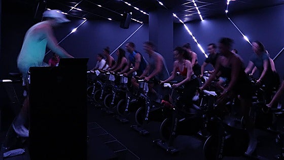Desde México con un sueño: Iván abre el primer estudio boutique de ciclismo 'indoor' de Bilbao