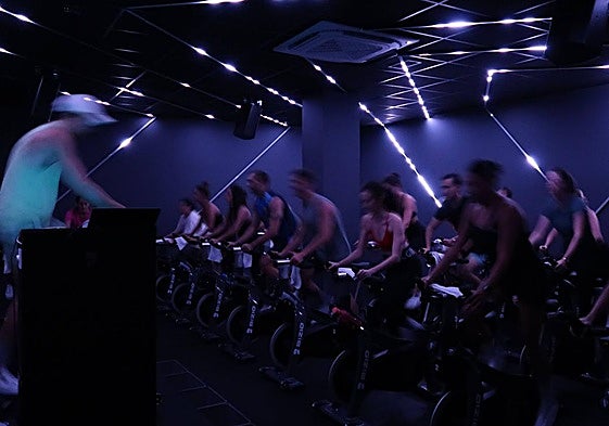 Iván Díaz ha abierto el primer estudio boutique de ciclismo 'indoor' de Bilbao.