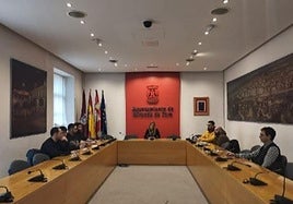 Aitana Hernando, con Pablo Gómez, Guillermo Ubieto y Roberto Martínez de Salinas, en la reunión con miembros de la plantilla.