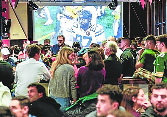 La Sala Norte de La Catedral vivió un gran ambiente para disfrutar del fútbol americano en Bilbao.