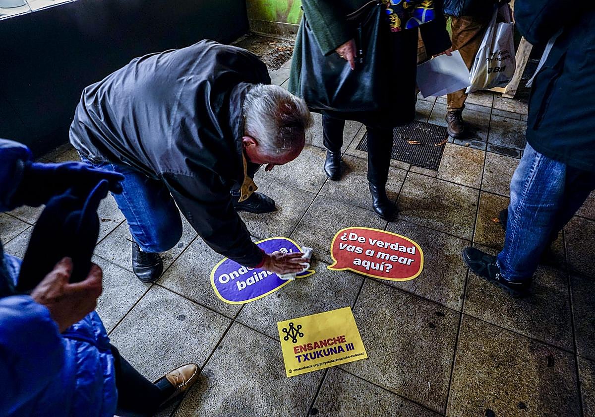 '¿De verdad vas a mear aquí?', puede leerse en las pegatinas.