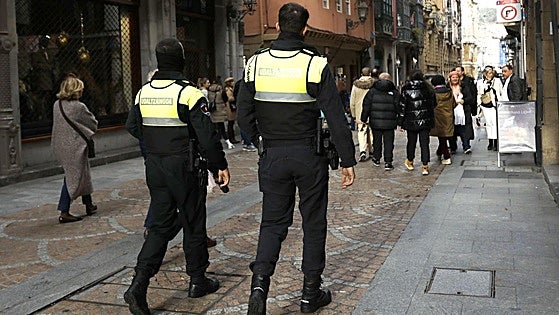 Bilbao incrementará la presencia policial en los barrios con patrullas a pie