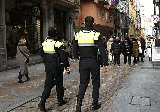 Dos agentes patrullan por el Casco Viejo de Bilbao.