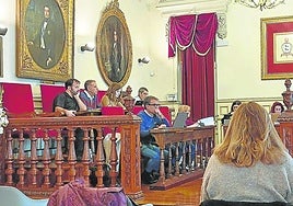 La regidora anunció al final del pleno la renuncia como edil de la que fue su mano derecha, Sonia López, que no se presentó en el Ayuntamiento.