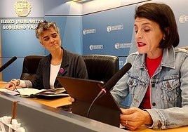 Oiane Zarate, coordinadora de Satevi (izquierda) y la consejera de Bienestar, Juventud y Reto Demográfico, Nerea Melgosa.