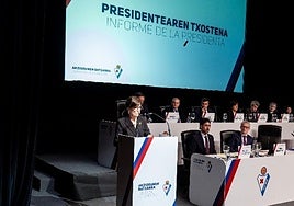 La presidenta Amaia Gorostiza interviene en la última Junta celebrada el año pasado en El Coliseo.