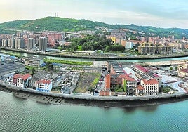 Vista general de la isla de Zorrozaurre, donde la UPV/EHU prevé desembarcar con un edificio «vanguardista» en una parcela aún por determinar.