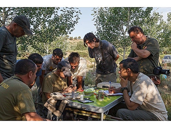 Un grupo de ornitólogos realizando un trabajo de campo con pájaros.