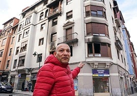 Edwin señala el piso incendiado en Labayru, en el que salvó a un anciano