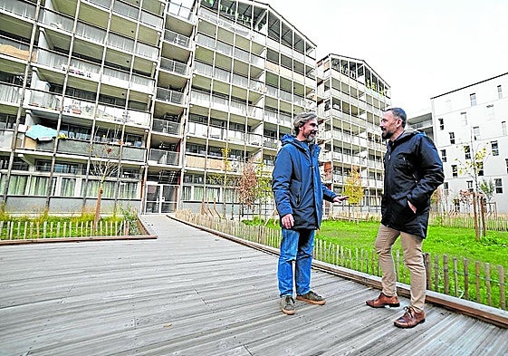 El consejero Denis Itxaso charla junto al promotor Louis Bousquet frente a una promoción de VPO en el barrio de Brazza.