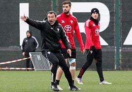 El entrenador mirandesista se muestra cercano y, al mismo tiempo, exigente y enérgico con los futbolistas rojillos ante determinadas acciones.