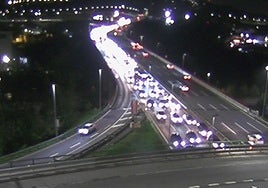 Un accidente en el corredor del Txorierri complica el tráfico a primeras horas