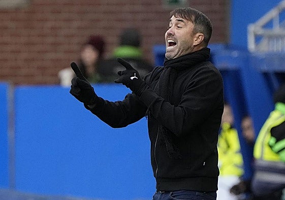 Coudet da indicaciones a sus jugadores en el partido contra el Celta.