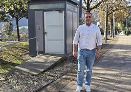 El concejal de Servicios Municipales, Asier Umaran, junto al baño que se sustituirá en Clara Campoamor.