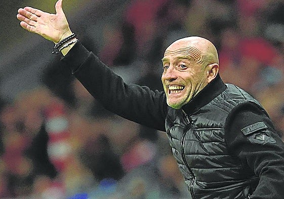 Julián Calero, entrenador del Levante, en el partido de esta temporada contra el Atlético.