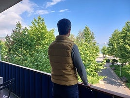 Vecinos del Muelle de Churruca en Las Arenas denuncian que los árboles llegan a sus ventanas.