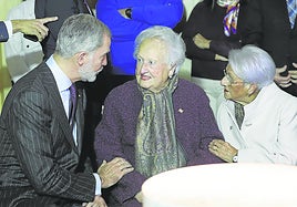El saludo a Crucita y Mari Carmen