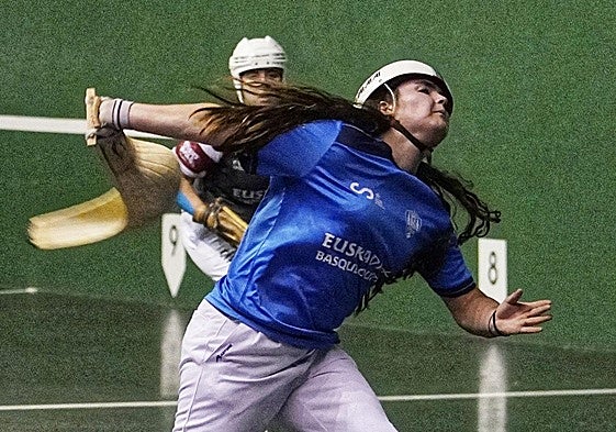 Mugartegi suelta la derecha ante la mirada de Arakistain.