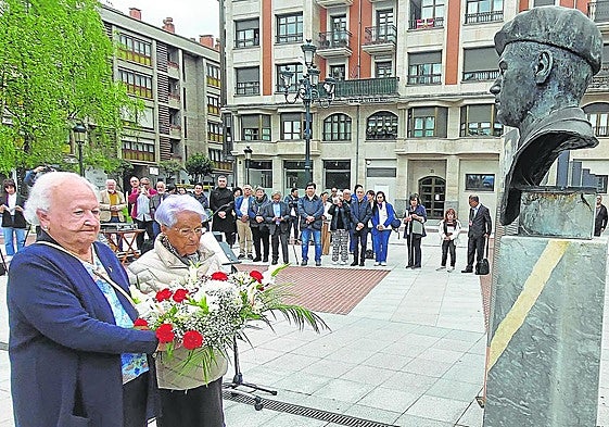 Crucita Etxabe y Mari Carmen Agirre, en uno de los homenajes celebrados en Gernika a las víctimas del bombardeo.