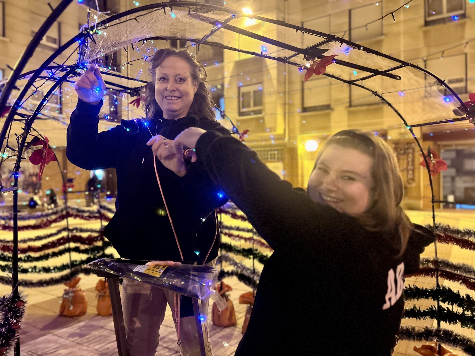 Anabel y Maider ultiman los preparativos del túnel de luz.