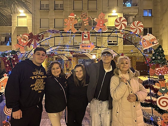 Estos vecinos de Txurdinaga han decorado la plaza Arbidea con figuras y luces de colores.