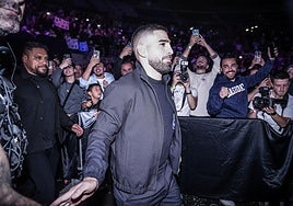 Topuria saluda a sus fans a su llegada al recinto