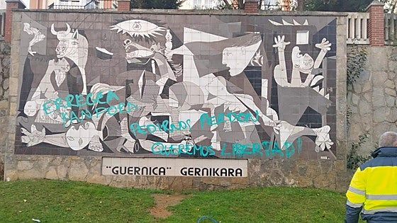 Vandalizan el mural del Guernica horas antes de los actos institucionales