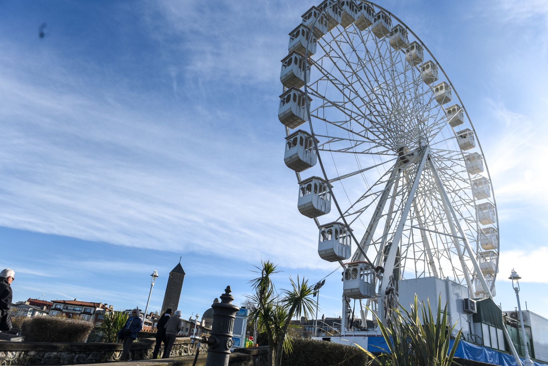 La gran noria, ubicada en el muelle Churruca, está equipada con 30 cabinas y una iluminación de bajo consumo.