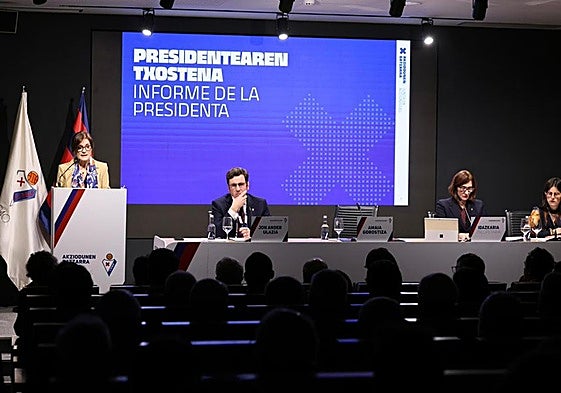 La  presidenta del Eibar, durante su exposición en la Junta celebrada por pirmera vez en Ipurua