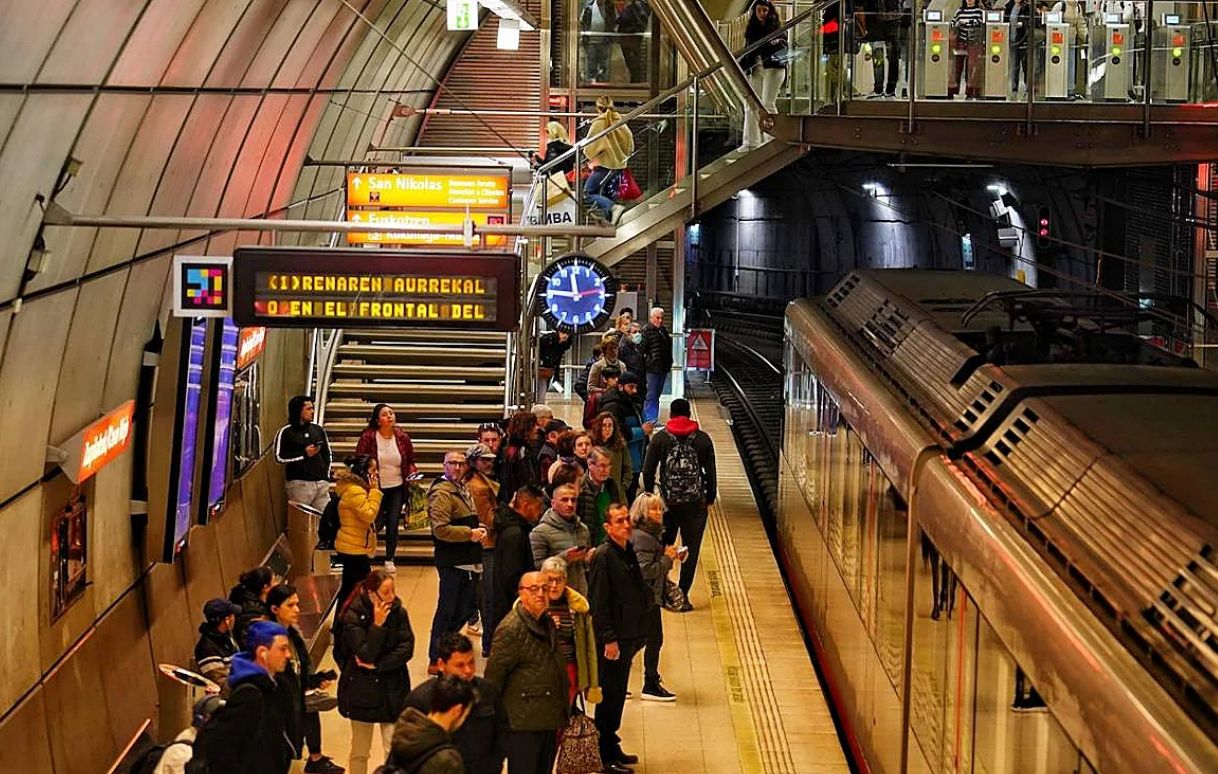 Retrasos generalizados en el metro por una avería en San Ignacio