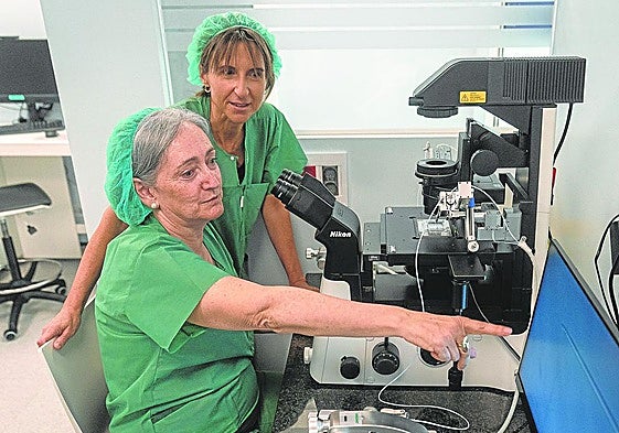 Dos de las integrantes de la Unidad de Reproducción Asistida del hospital de Txagorritxu.