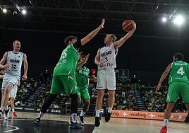 Harald Frey busca líneas de pase en el partido contra el Kutaisi en Miribilla.
