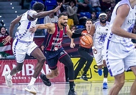 Luwawu-Cabarrot protege el balón frente a Bagayoko en el duelo ante el Bilbao Basket