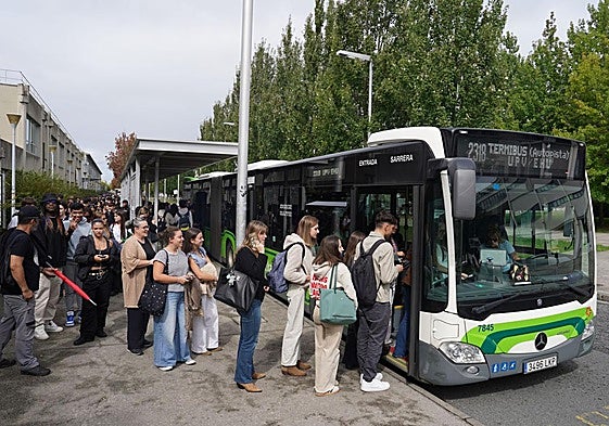 Pasajeros hacen cola en un Bizkaibus, en una imagen de archivo.