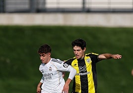 Markel Arana trata de robarle un balón a Álvaro Ginés.