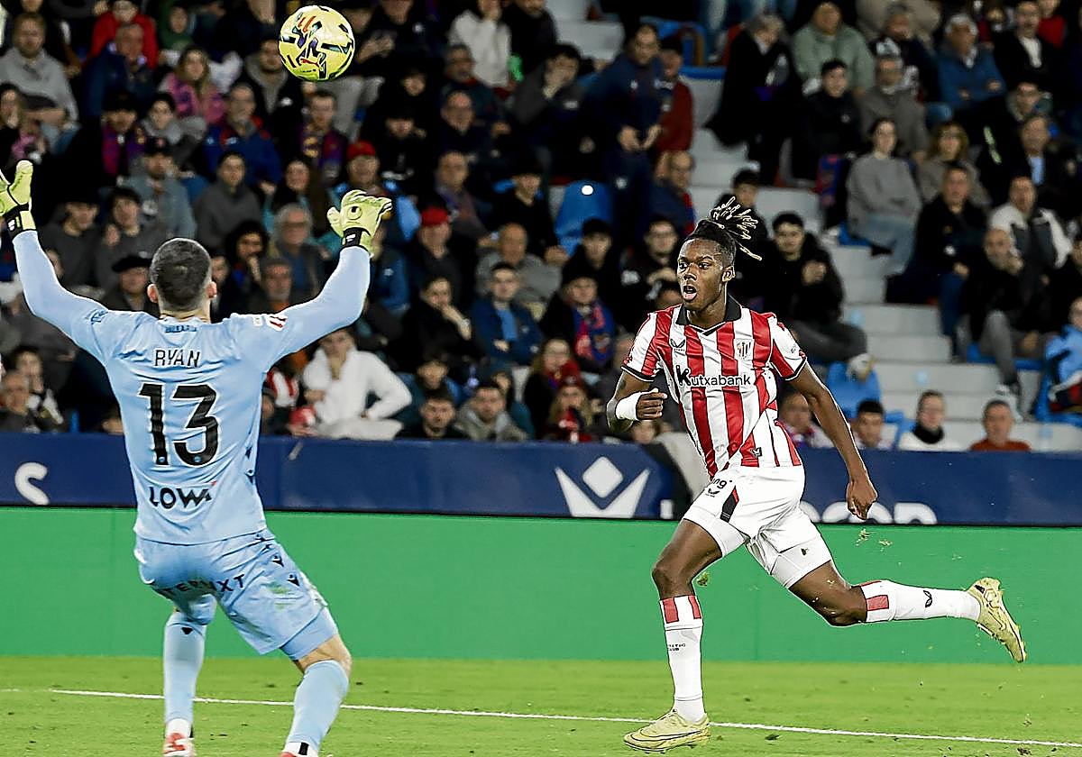 Momento en el que Nico bate a Ryan y marca el segundo gol rojiblanco.