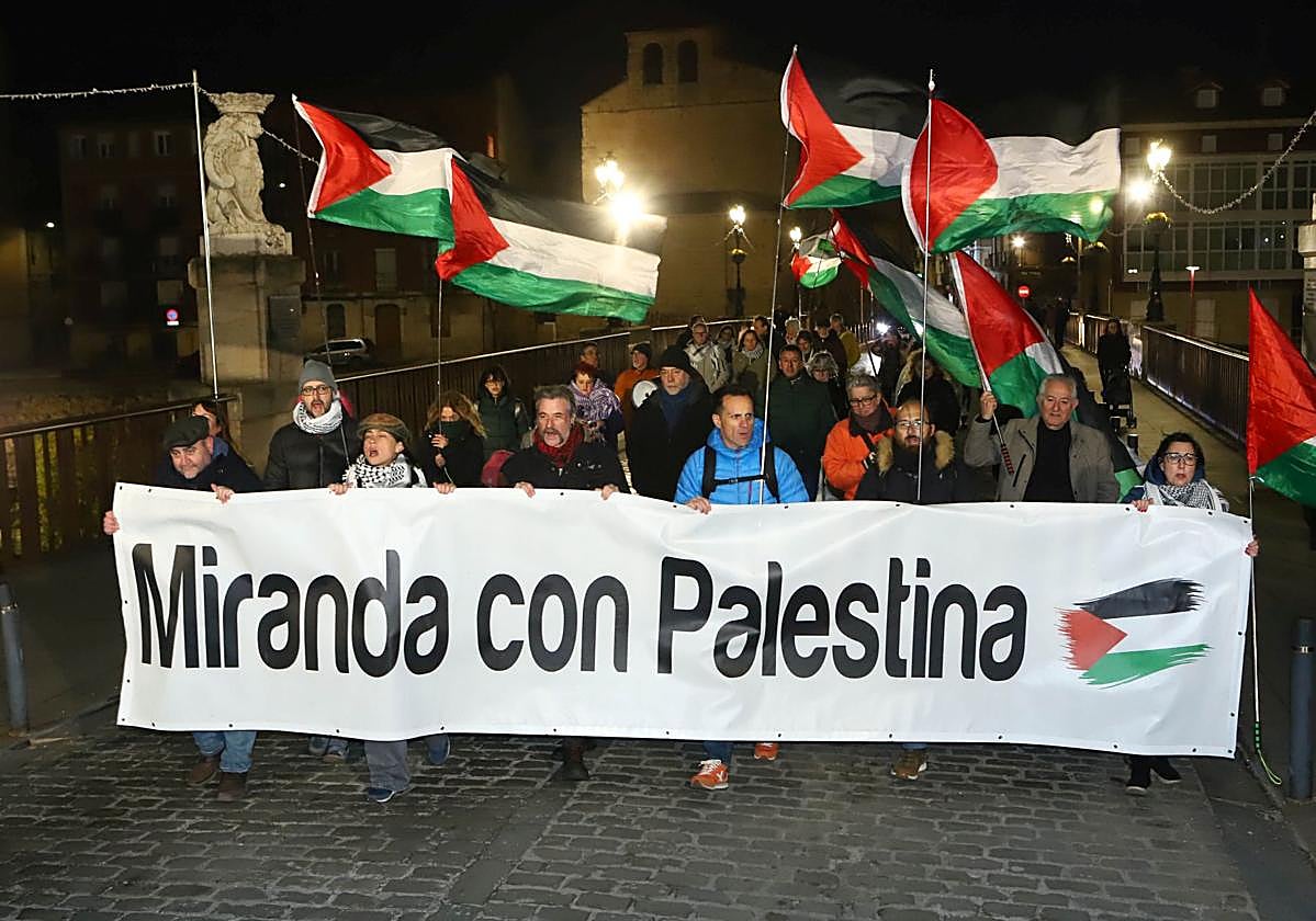 El grupo recorrió el centro de la ciudad tras la pancarta.