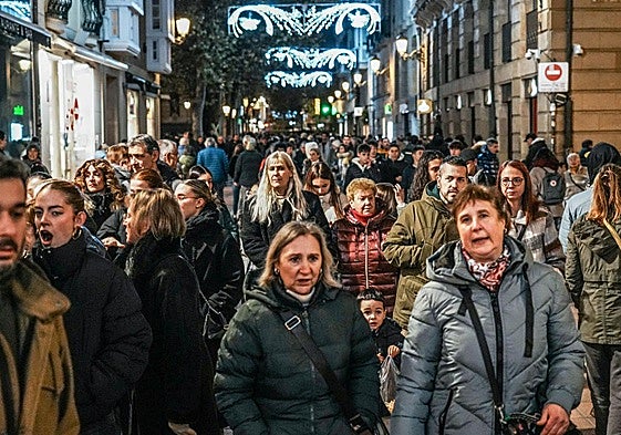 La calle Postas se ha convertido en un hervidero de gente en la tarde del sábado