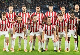 Los titulares posan junto a Xabat Ibarloza justo antes del encuentro.