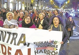 En torno a 3.000 personas se manifestaron ayer en Bilbao a favor de la escuela pública en un contexto en el que el Gobierno ha activado una mesa contra la segregación escolar.