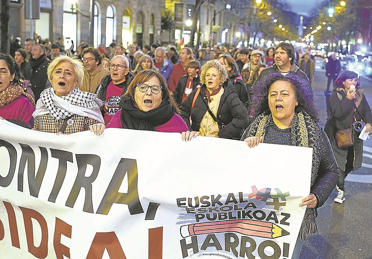 En torno a 3.000 personas se manifestaron ayer en Bilbao a favor de la escuela pública en un contexto en el que el Gobierno ha activado una mesa contra la segregación escolar.