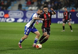 Paul Álvarez trata de frenar el avance de Cortés.