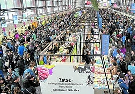 El gran escaparate. Miles de personas disfrutan de la apabullante oferta cultural que se concentra en el pabellón Landako.