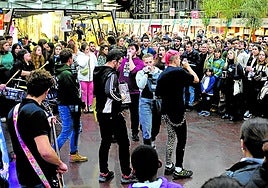 La música es uno de los grandes atractivos para el público joven de la Azoka.