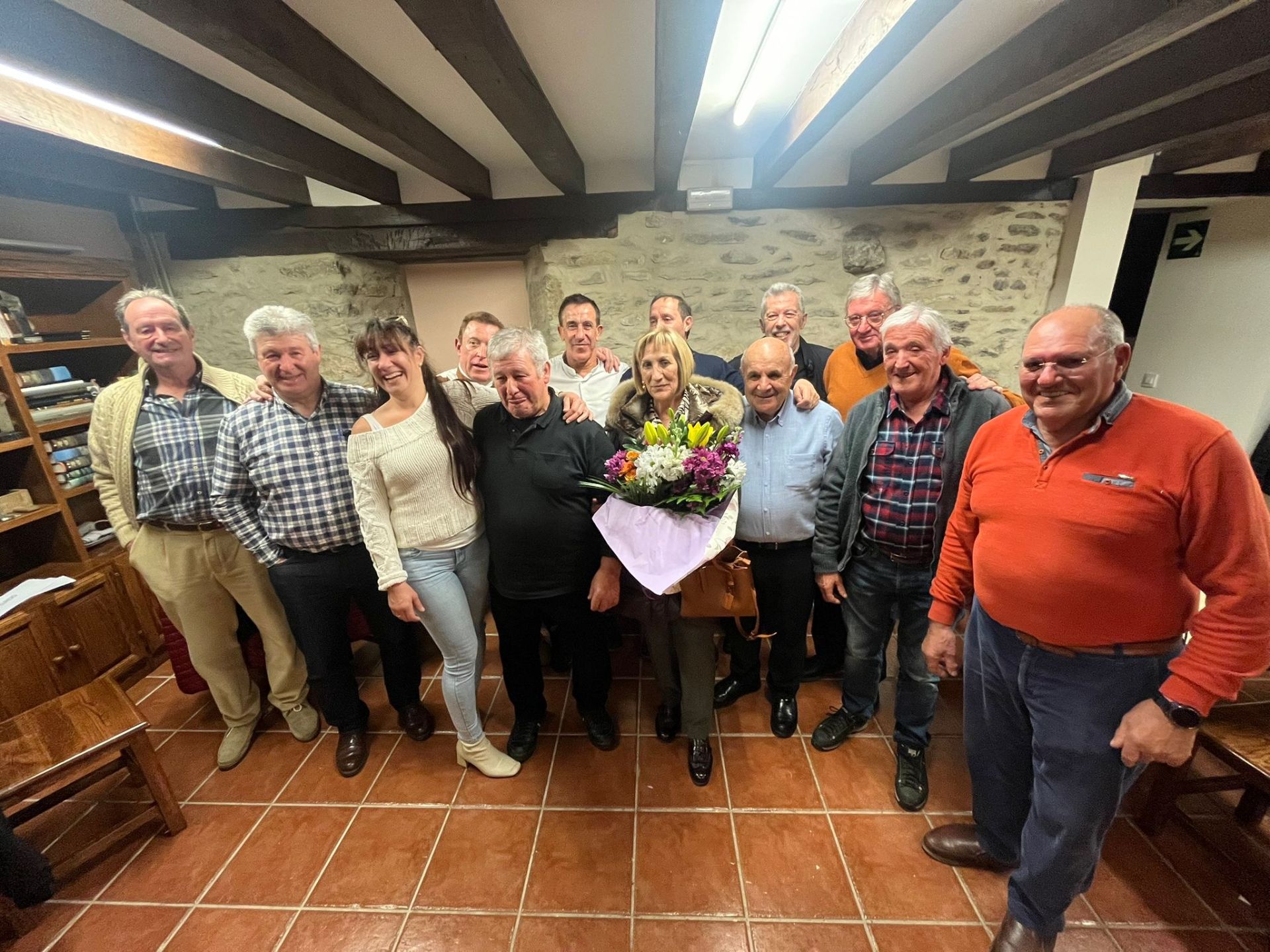 Luis Mari Bengoa, el cuarto por la derecha, y a su lado, su mujer, Águeda García de Cortázar, rodeados de algunos de los amigos que organizaron el homenaje.