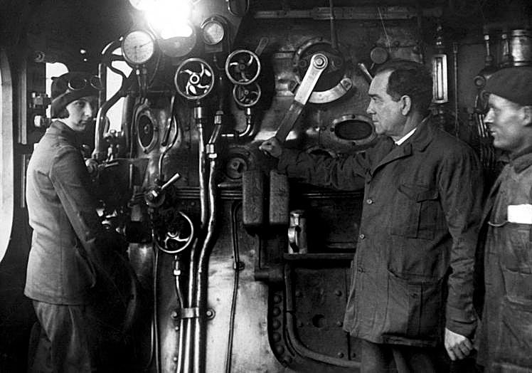 En sus prácticas de conducción de locomotoras.